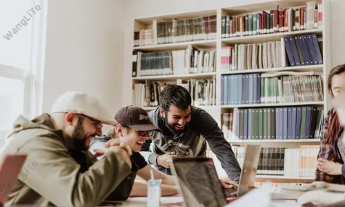 Best Gift To Give Male Colleague On Graduate From University